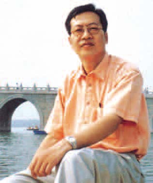 何 斌